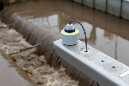 Sensor VEGAPULS en aliviadero de canal abierto